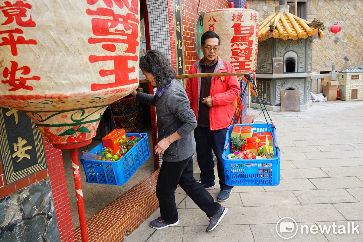 莒光鄉民代表會副主席王秀金肩挑供品到大浦白馬尊王廟拜拜。 圖：張良一/攝