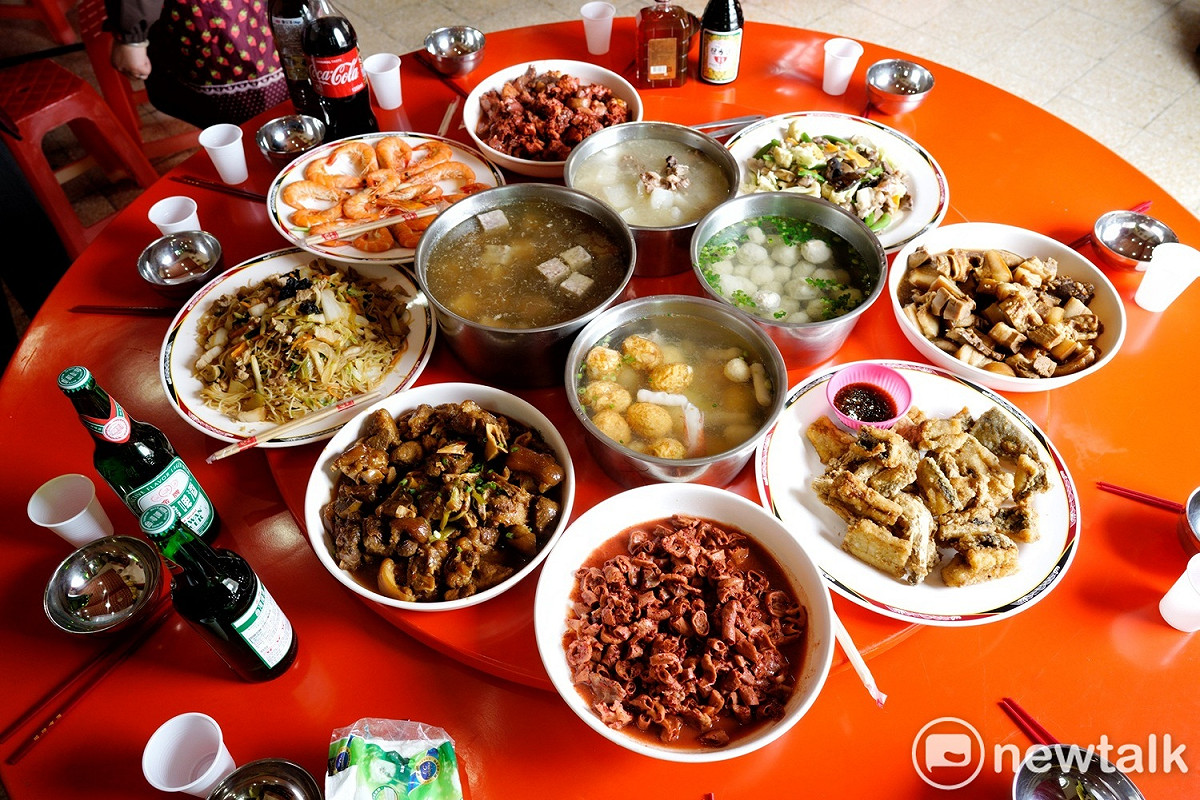 道地的馬祖擺暝料理，八道菜：紅糟小腸、炸鱸魚、滷豬腳、滷豬頭皮、紅糟雞、炒米粉、炒三鮮、清蒸大蝦，四道湯：炸平安蛋湯、大骨蘿蔔湯、芋頭鴨肉湯、魚丸湯，還有餐後甜湯。 圖：張良一/攝