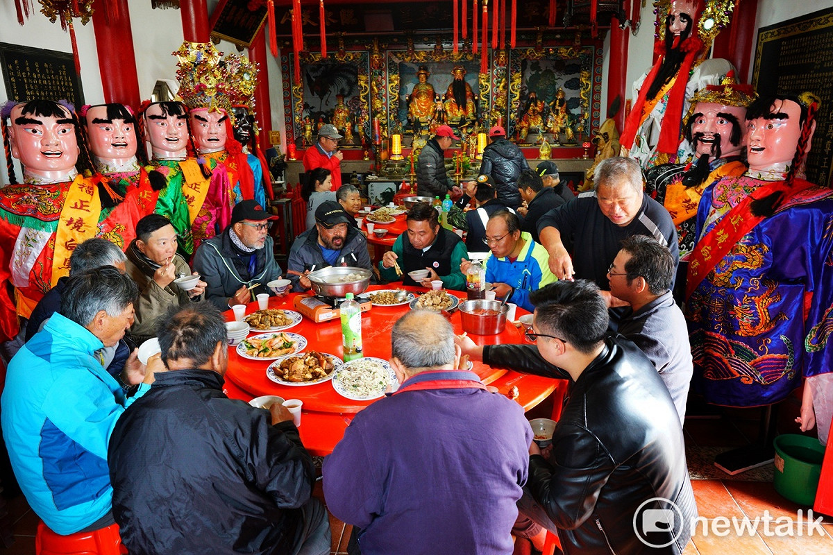 老一輩的馬祖人對擺暝有著根深蒂固的執著，只是身體仍健壯、還走得動，即便頂著冬天大浪也要回鄉。藉著擺暝食福宴，大家聚在一起聯絡感情。東莒村民在福正村的白馬尊王廟內共同享用食福宴。一年之中，村民們之間最重要的宴會，吃完了過年才算結束，才回復日常的生活。 圖：張良一/攝