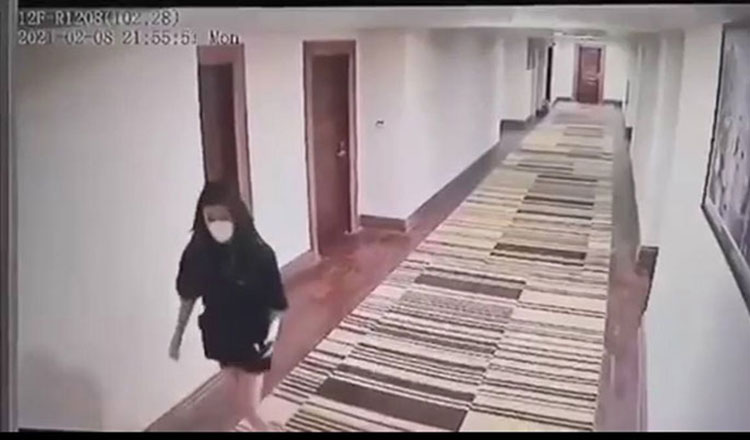 位於金邊的索卡飯店監視器拍到，仍在隔離期的1名長髮、穿短裙中國女子，戴著口罩從從消防通道離開隔離飯店。 圖：翻攝自《高棉時報》
