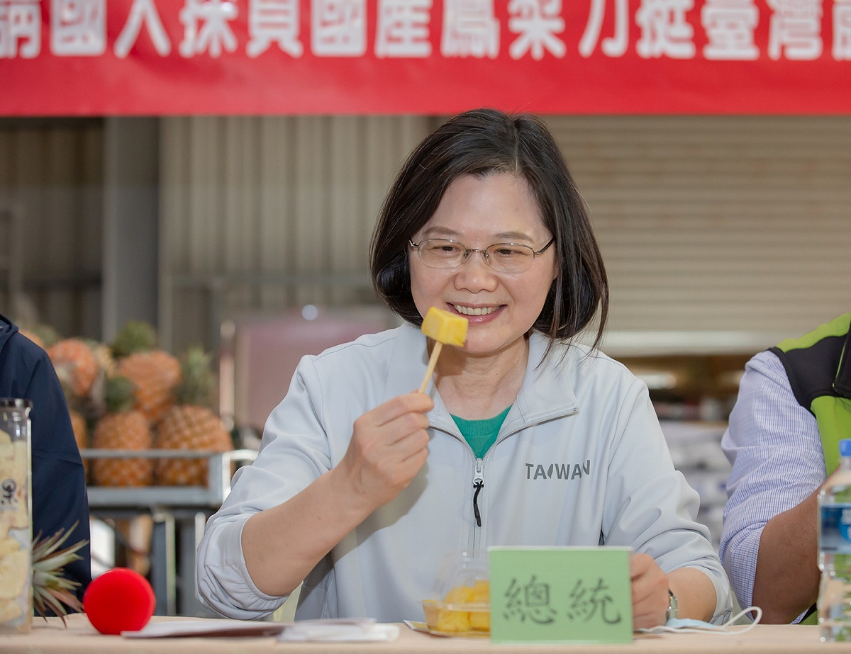 《華爾街日報》特別報導指出，面對「禁鳳令」外界紛紛搶購鳳梨，形同「愛國主義」的真實呈現。 圖：總統府提供（資料照片）