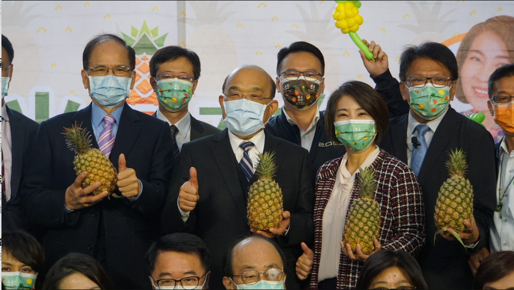 潘孟安(右一)出席屏東金鑽鳳梨推廣活動。 圖:陳佩君/攝