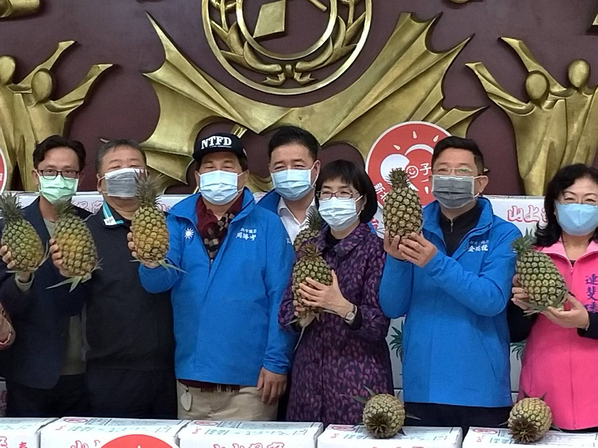 國民黨新北市黨部主委黃志雄（左一）隔空向中國抗議。 圖：王峻昌／攝