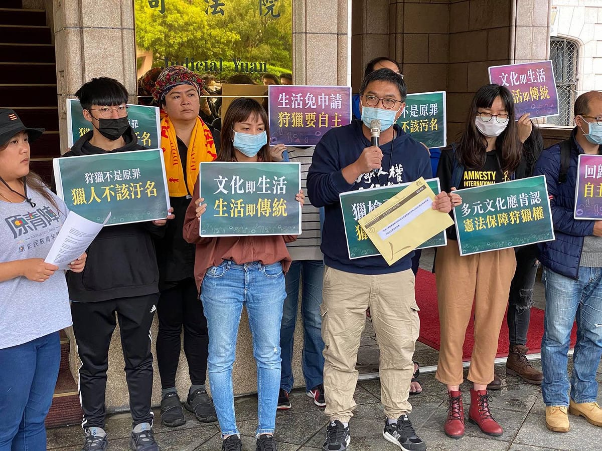 數十個原住民族青年團體、人權NGO今天於司法院前舉行記者會，訴求憲法法庭做出相關法律違憲之解釋，並共同遞狀，提供法庭之友意見書供大法官作釋憲參考。 圖：台權會提供