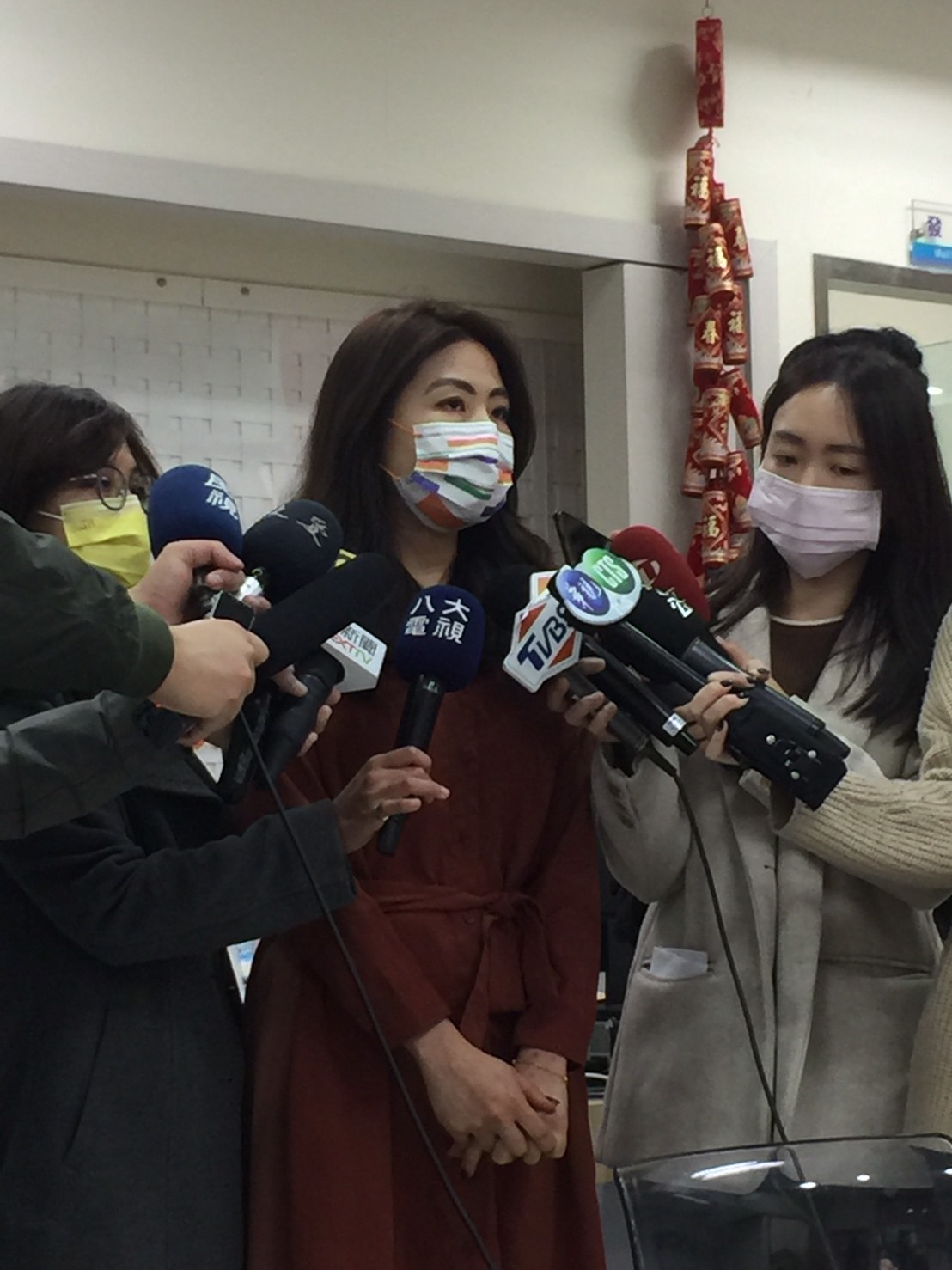 新北衛生局食藥科長楊舒秦說明展裕國際有限公司氮氣封裝米餅案。 圖：新北市衛生局提供
