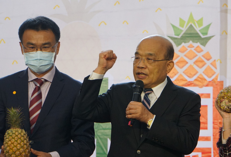 陳吉仲、蘇貞昌出席屏東金鑽鳳梨推廣活動，力挺國產鳳梨。 圖:陳佩君/攝