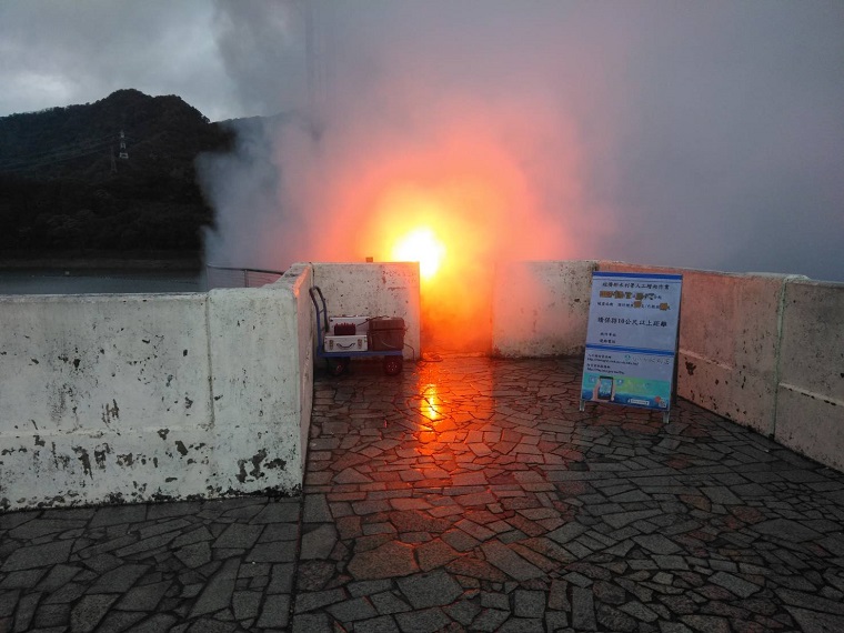 水利署表示，今日鋒面及東北季風通過，降雨雲系靠近北台灣，因此今日上午在石門水庫進行人工增雨。 圖：水利署／提供