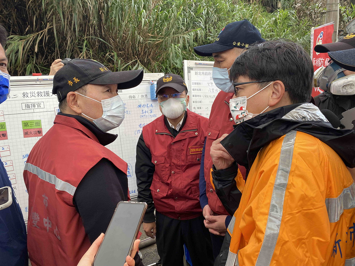 侯友宜到八里掩埋場，感謝消防局及環保局超過24小時不眠不休的努力，也要求相關單位隨時監控悶燒產生的空汙影響並力求降到最低。 圖：新北市環保局提供