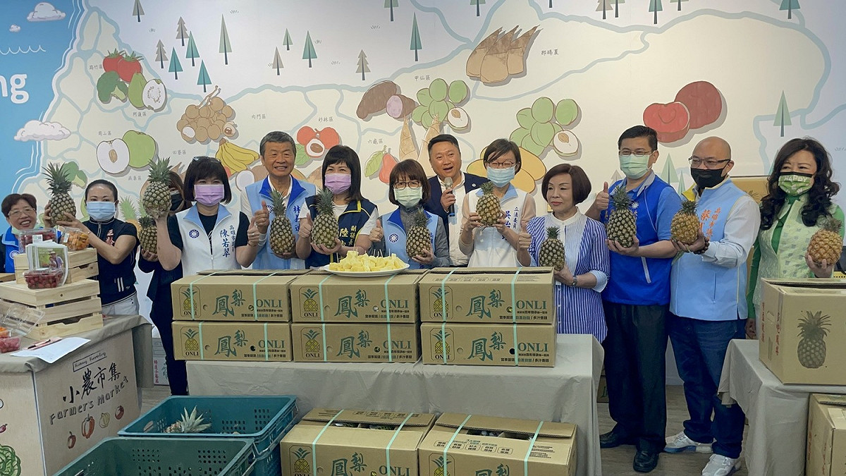國民黨高雄市黨部小農市集行銷鳳梨。 圖：國民黨高雄市黨部/提供