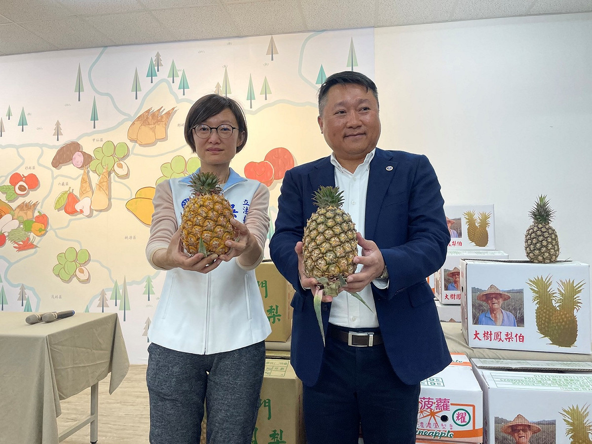 李哲華(右)、吳怡玎(左)合體賣鳳梨。 圖：國民黨高雄市黨部/提供