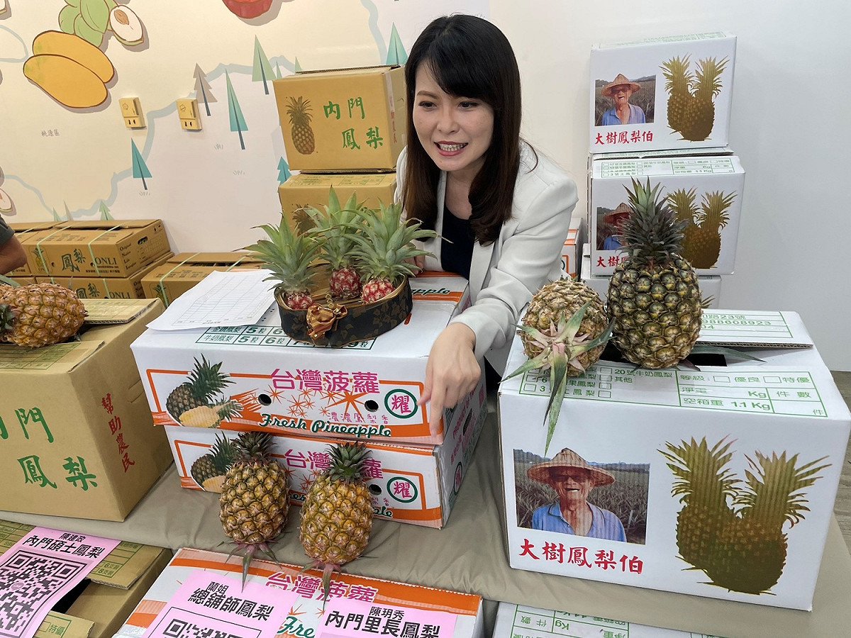 高雄市議員陳美雅客串鳳梨銷售員。 圖：國民黨高雄市黨部/提供（資料照）
