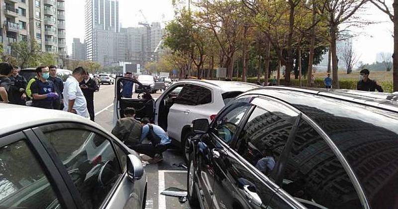 高雄美術館附近的明誠四路發生警匪槍戰，嫌犯中彈身亡。 圖：翻攝畫面