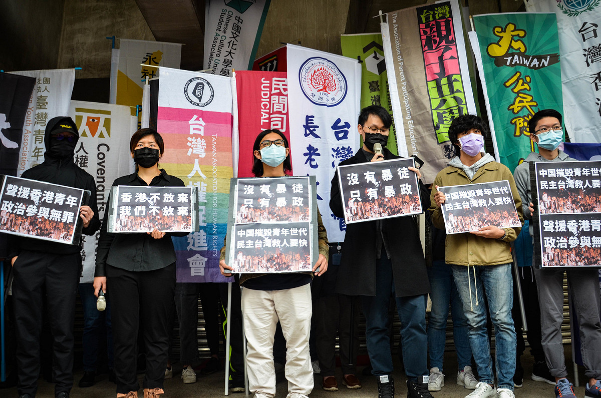 台灣學生聯合會、台大香港研究社、在台港生等團體代表今天在立法院群賢樓前召開「台港青年齊抗暴——聲援中大學生會及香港二二八」記者會。 圖：「台權會 亭臻」提供
