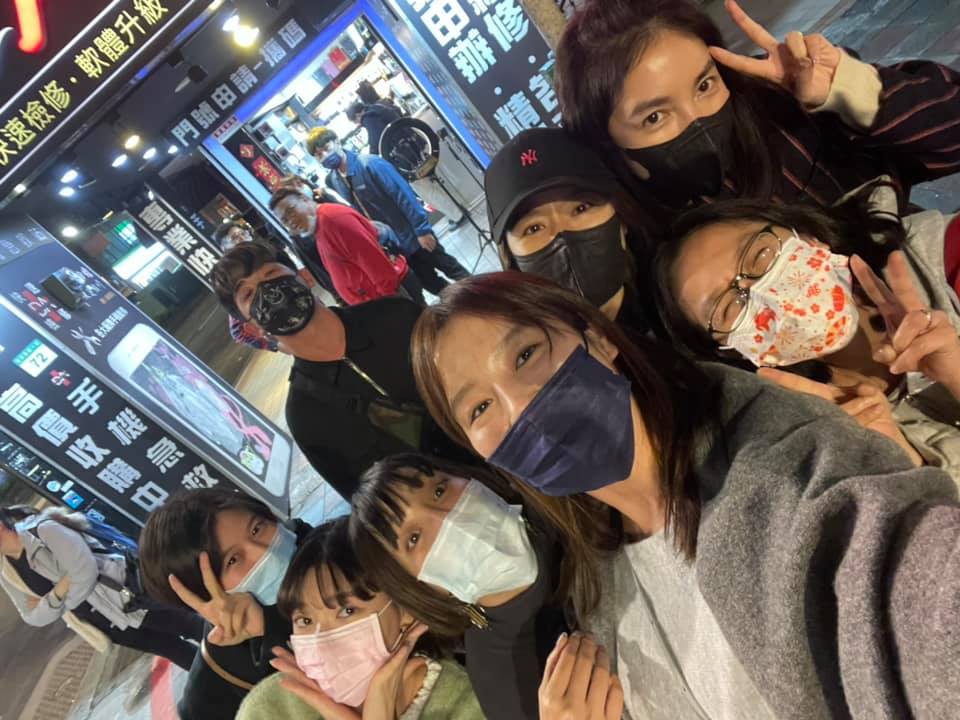 一字排開全是演過台劇女主角的大咖、陣容相當豪華，氣氛看起來十分熱鬧。 圖：翻攝自劉品言臉書