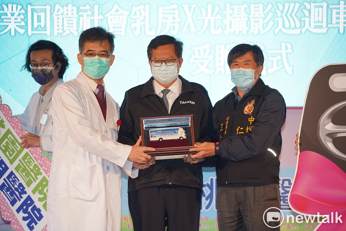 多家企業合資捐贈部立桃園醫院1輛乳房X光攝影巡迴車及2台社區醫療巴士。 圖：林昀真/攝