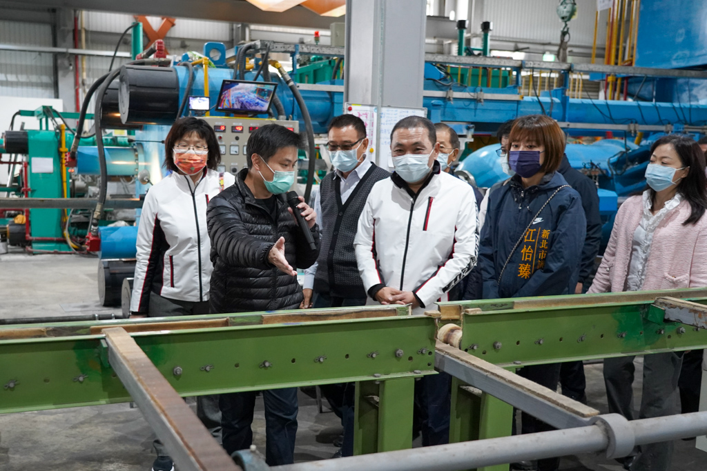侯友宜參訪必榮實業股份有限公司，業者說明公司製造產品。 圖：新北市經發局提供