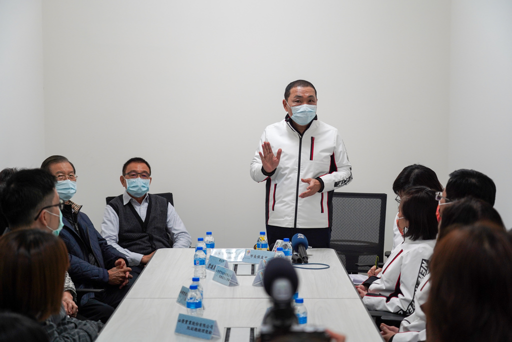 侯友宜感謝必榮實業股份有限公司積極配合塭仔圳市地重劃政策。 圖：新北市經發局提供