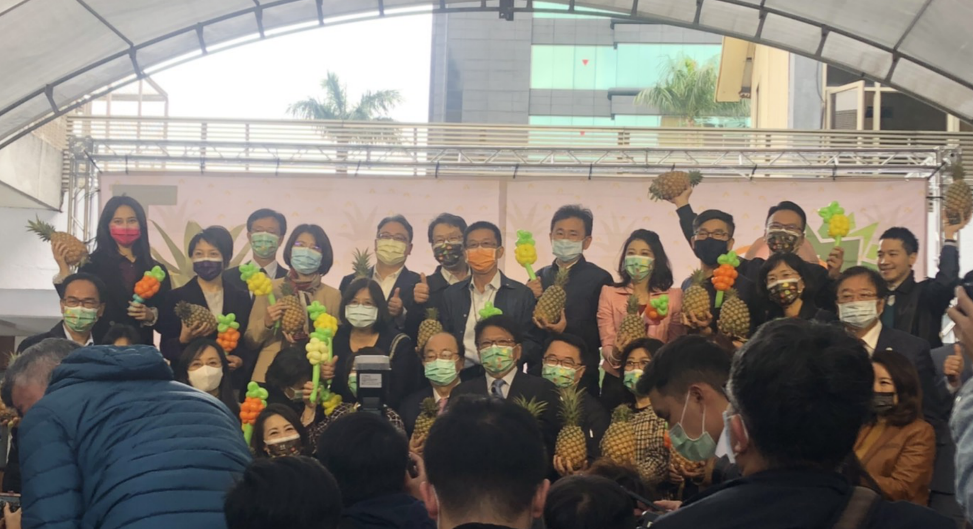 周春米舉辦鳳梨推廣活動，柯建銘、潘孟安、多名綠委都現身力挺。 圖:陳佩君/攝