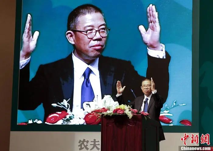 胡潤研究院今（2）日公布《2021胡潤全球富豪榜》，農夫山泉創始人鐘睒睒以身價5500億元人民幣（約2兆3711億台幣）成為第1位進入全球富豪榜前十的中國企業家。 圖：翻攝自中新網