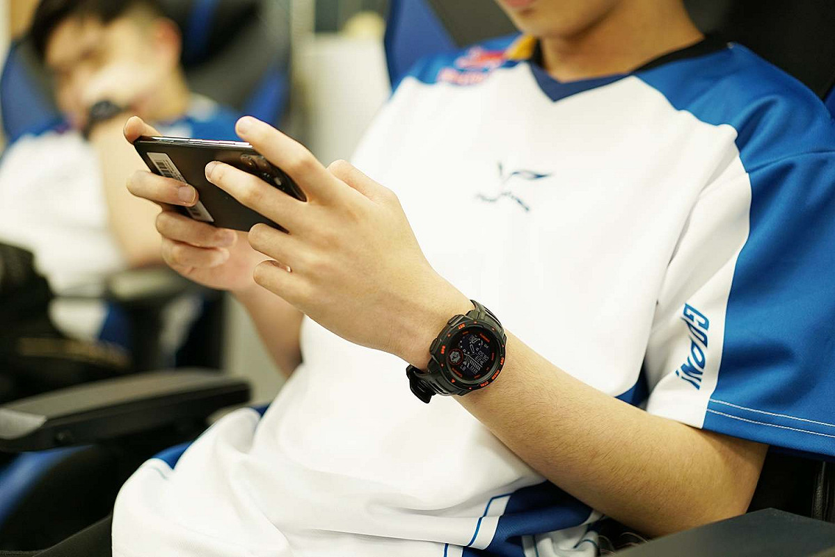 透過Garmin 「Instinct Esports 電競潮流版」全天候科學化健康數據監測有效輔助訓練 圖：Garmin/提供