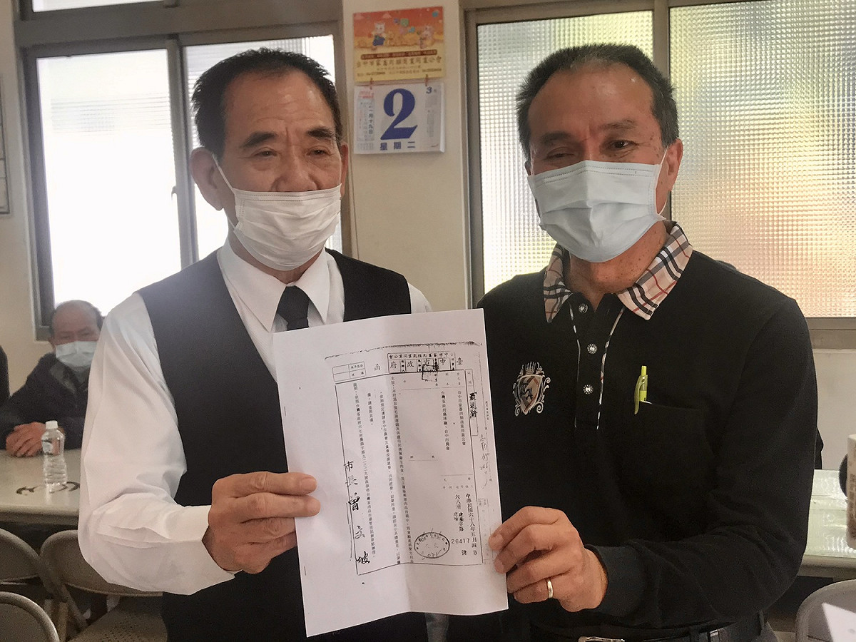 台中市家畜肉類商業同業公會理事長張國樑、總幹事李仲向中市府陳情。 台中市家畜肉類商業同業公會/提供