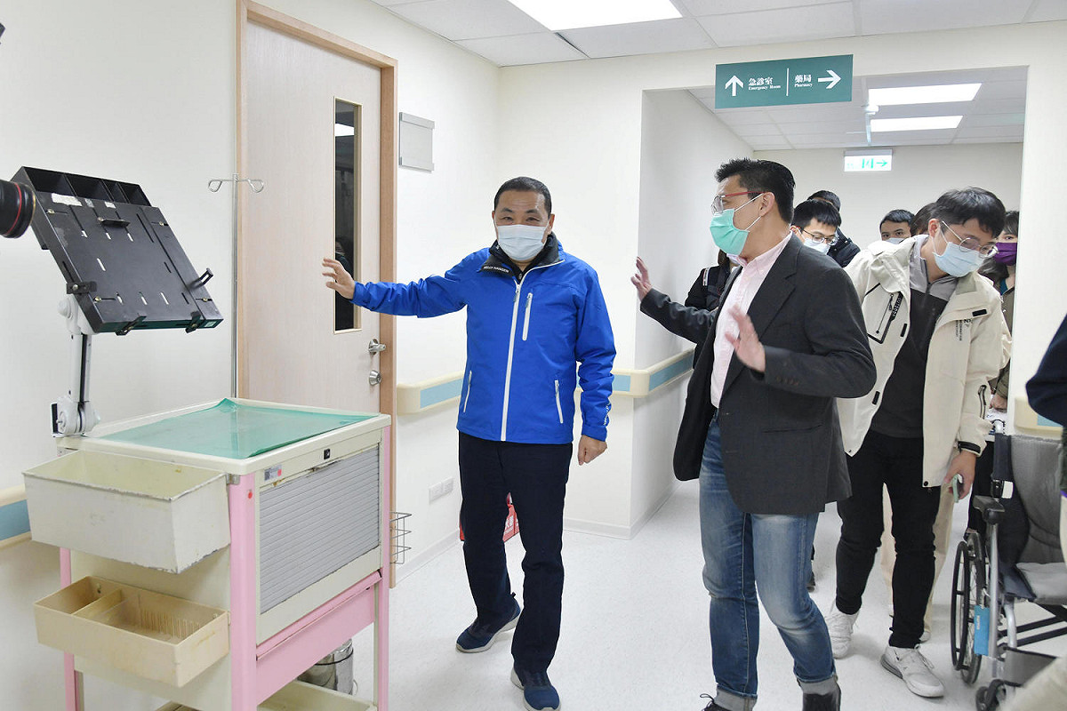 侯友宜市長感謝翔聲國際選擇在新北市深坑區，打造一座影視專用醫院實景攝影棚，補全新北影視最後一塊拼圖。 圖:新北市新聞局提供