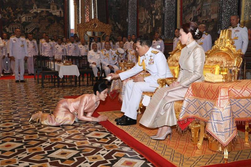 貴妃詩妮娜匍匐跪拜泰王瓦吉拉隆功與王后素提達。 圖Royal World Thailand推特