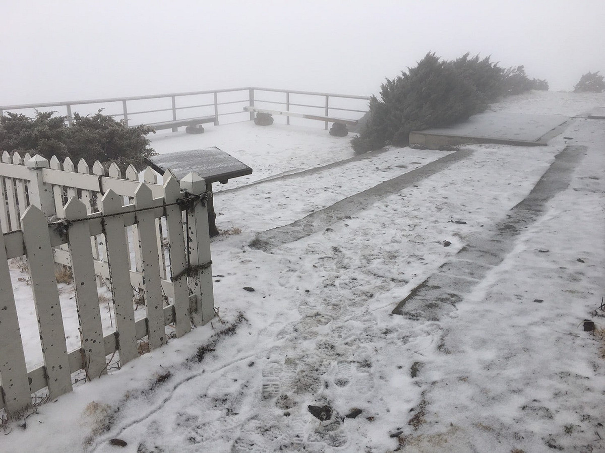 今(3)日玉山主峰線步道風口處以上自5點24分開始降雪，地面結冰濕滑，欲前往的山友須注意安全。 圖：取自玉山國家公園臉書