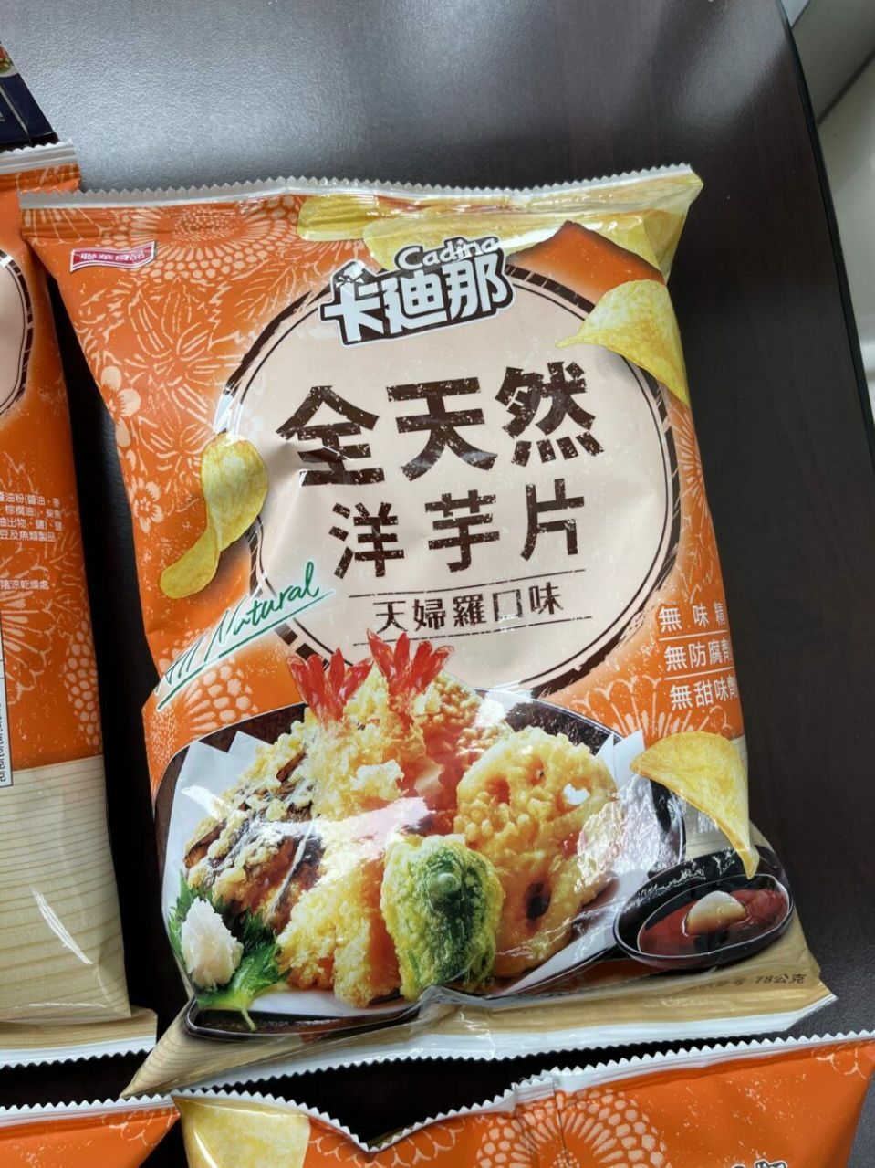 廣受歡迎的洋芋片品牌卡迪那，被點名致癌物超標，其「天婦羅口味」被驗出丙烯醯胺檢超出標準值。 圖：北市衛生局 提供