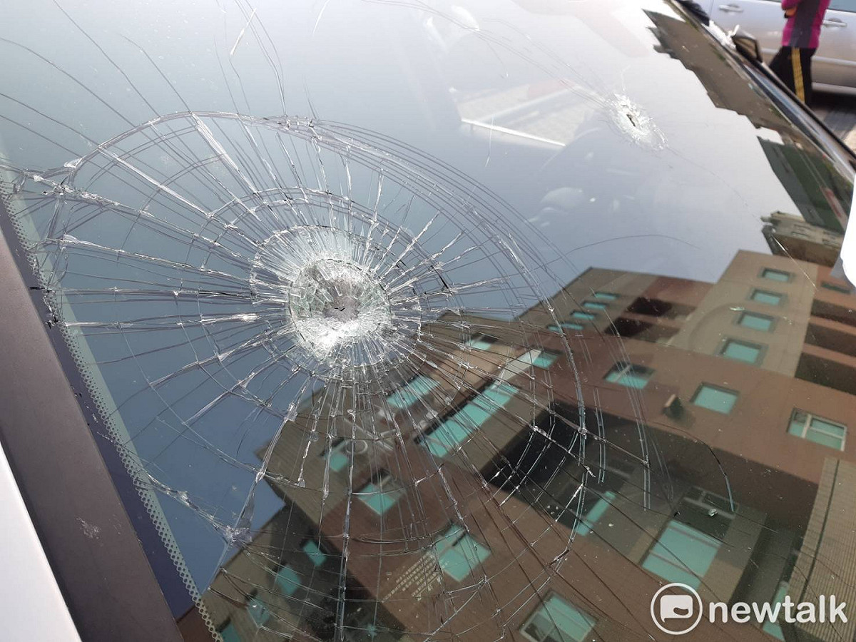 犯下綁架案的李姓嫌犯座車遭警方開槍，彈痕累累。 圖：蔡坤龍/攝