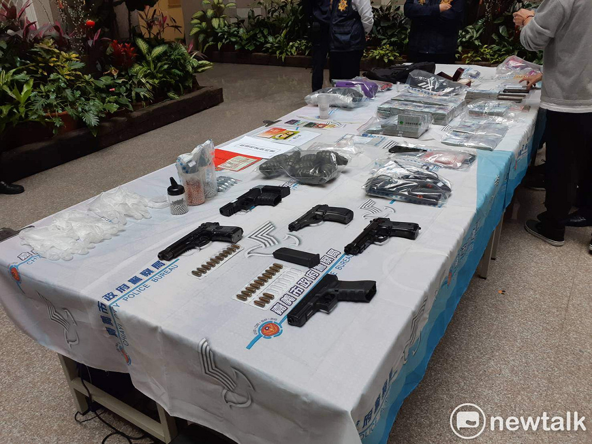 警方起獲李育儒綁架集團的作案工具及贓款。 圖：蔡坤龍/攝