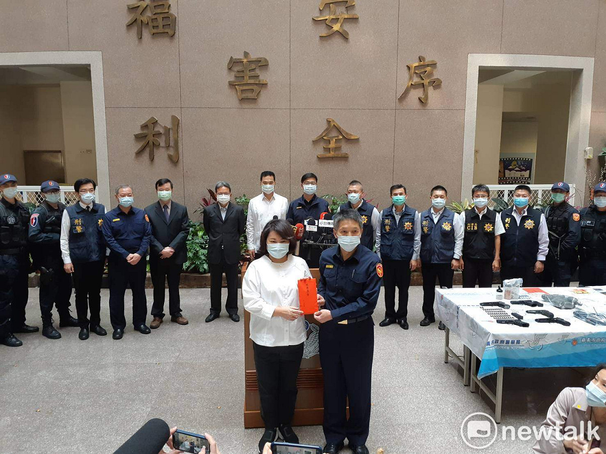 嘉義市長黃敏惠頒發破案獎金，由市警局長黃建榮代表接受。 圖：蔡坤龍/攝