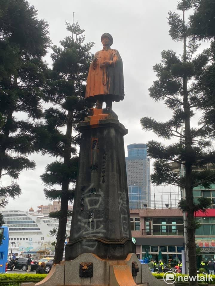 基隆火車站前圓環的蔣介石銅像，基隆市政府今（3）日正式拆除，在拆除前一刻，有民眾在銅像上潑灑油漆，噴上「台灣」、「建國」等字樣。 圖：陳震岳提供