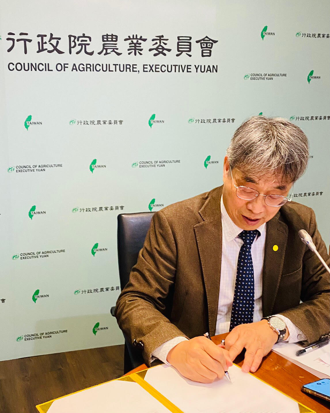 農委會副主委員陳駿季今日與澳洲農業、水利及環境部簽署「台澳農業合作執行條款」。 圖：農委會／提供