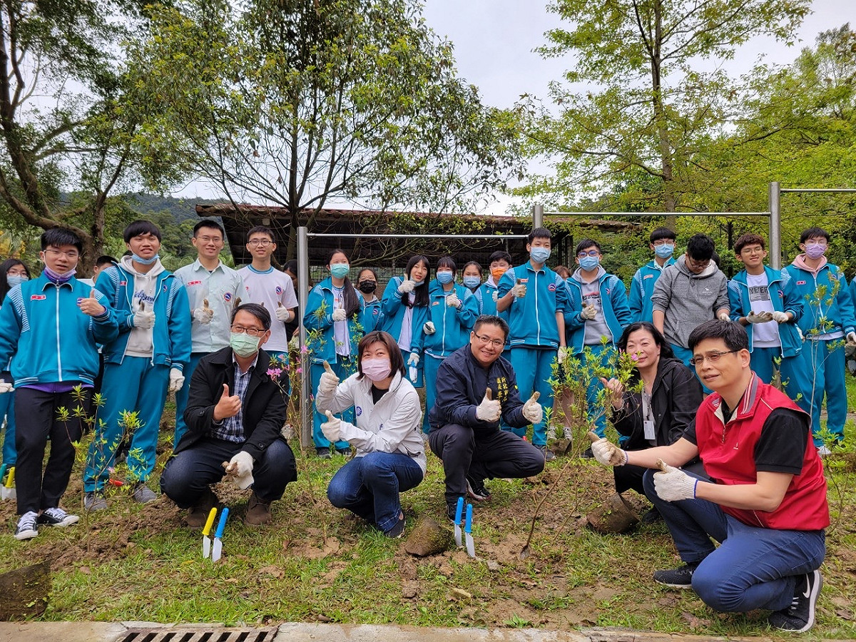 新北市農業局副局長徐開宇（右起）、石碇高中校長楊憶湘、石碇區長李浩榕、新北市議員陳儀君、嘉義大學副教授林瑞進與石碇高中師生一起種植烏來杜鵑實生苗。 圖：新北市農業局提供