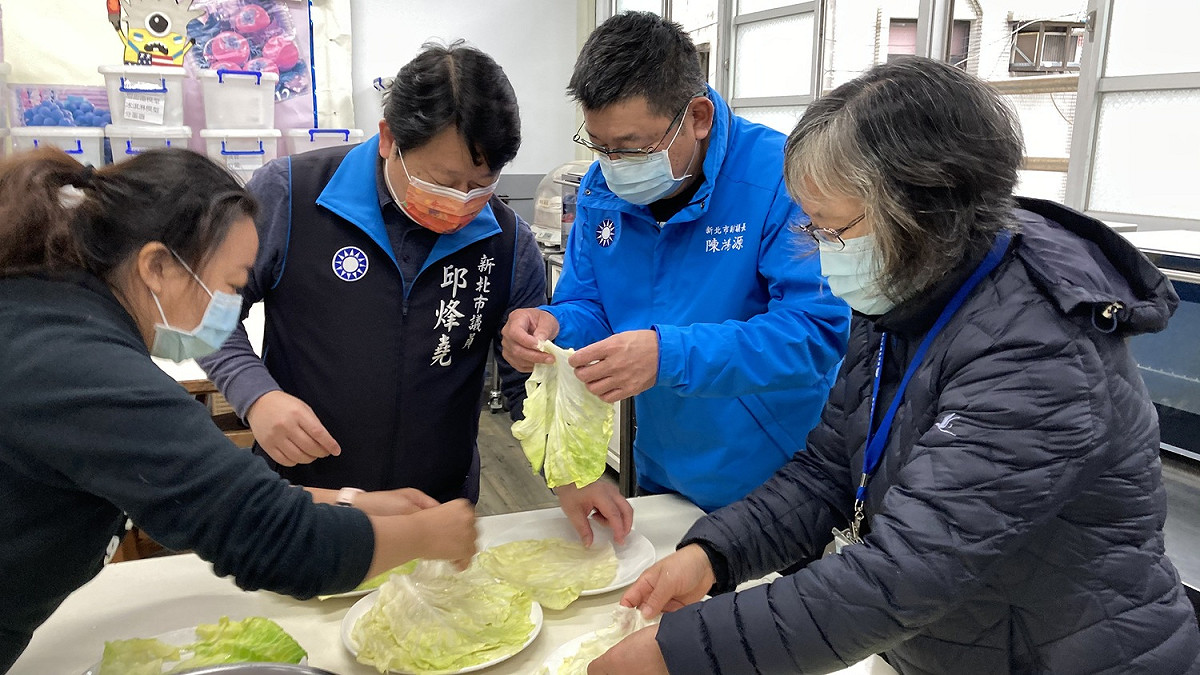顏麗珠(右起)、陳鴻源與邱烽堯製作高麗菜捲。 圖：竹林中學提供