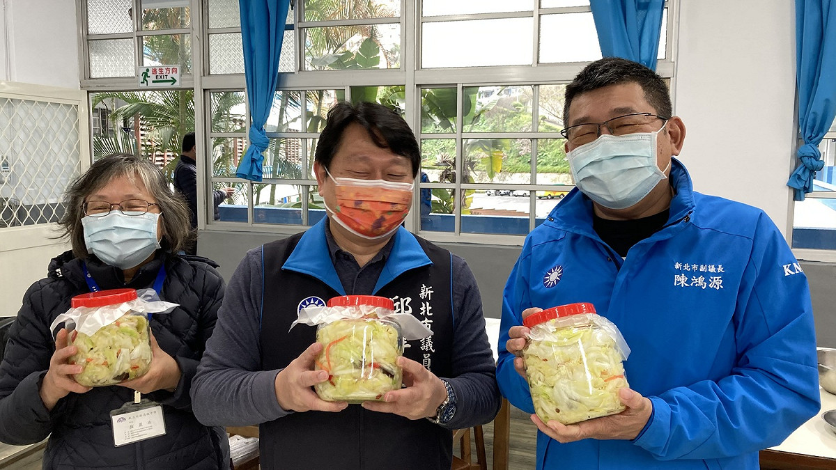 顏麗珠(左起)、邱烽堯及陳鴻源完成泡菜罐，成就感十足。 圖：竹林中學提供