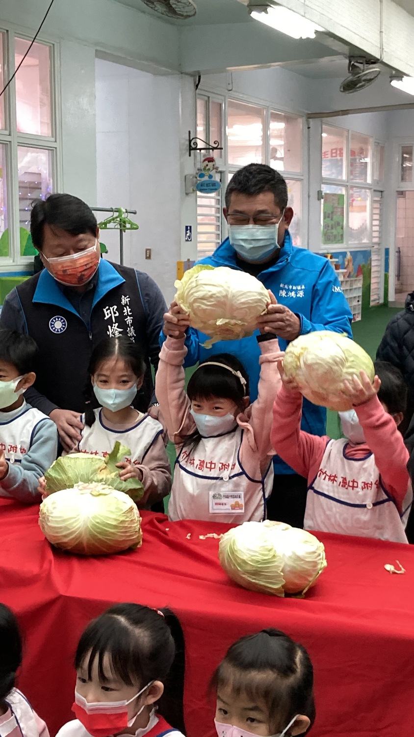 竹林附幼的小朋友舉起高麗菜，樂不可支。 圖：竹林中學提供