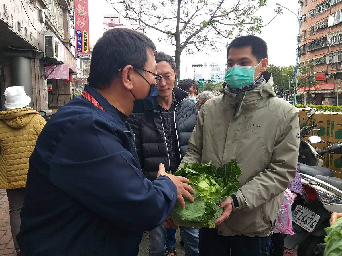 邱顯俊（左）出身務農世家，深知農民看天吃飯辛苦，決定號召有志者一同做公益，感謝有富建設公司響應，同心協助農民。 圖：新北市民政局提供