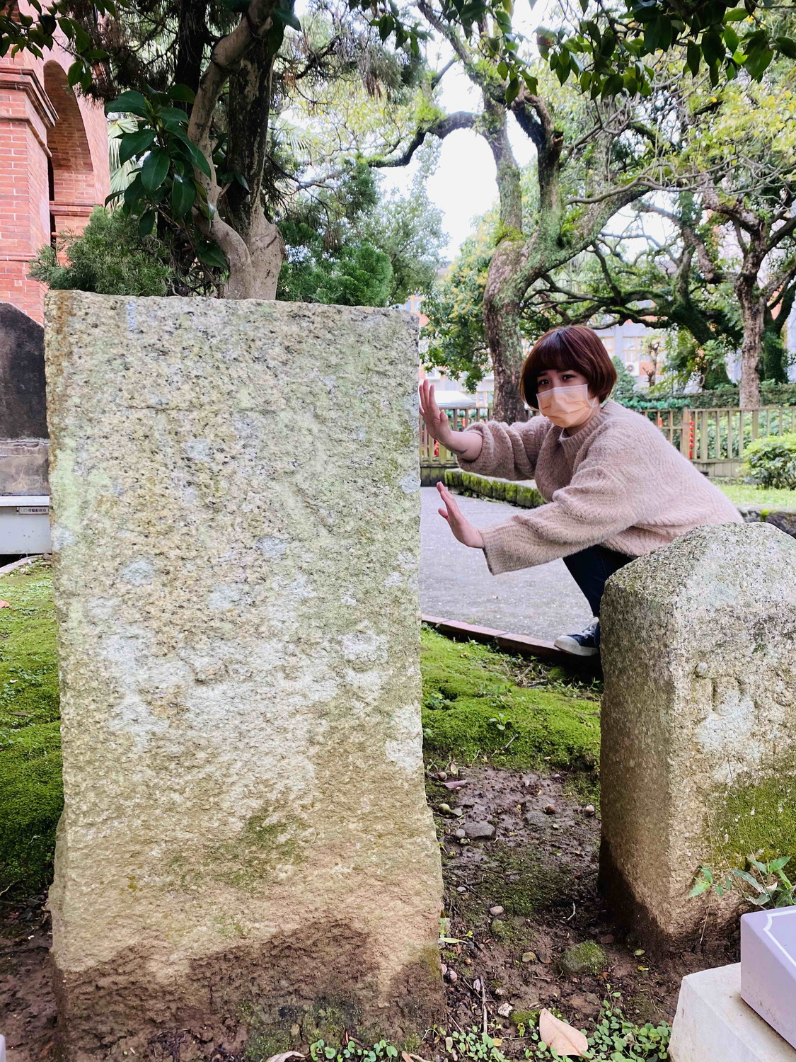 前清英國領事官邸旁有一座「VR1868」的石製界碑。 圖：淡水古蹟博物館提供