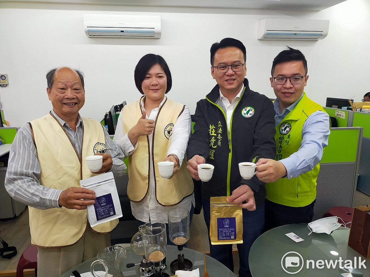 3月13日到大坑福德祠可以喝到天皇咖啡。  唐復年/攝