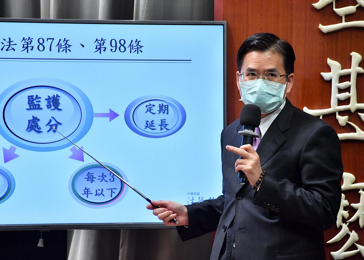 法務部檢察司長林錦村說明刑法相關修法。 圖：行政院提供
