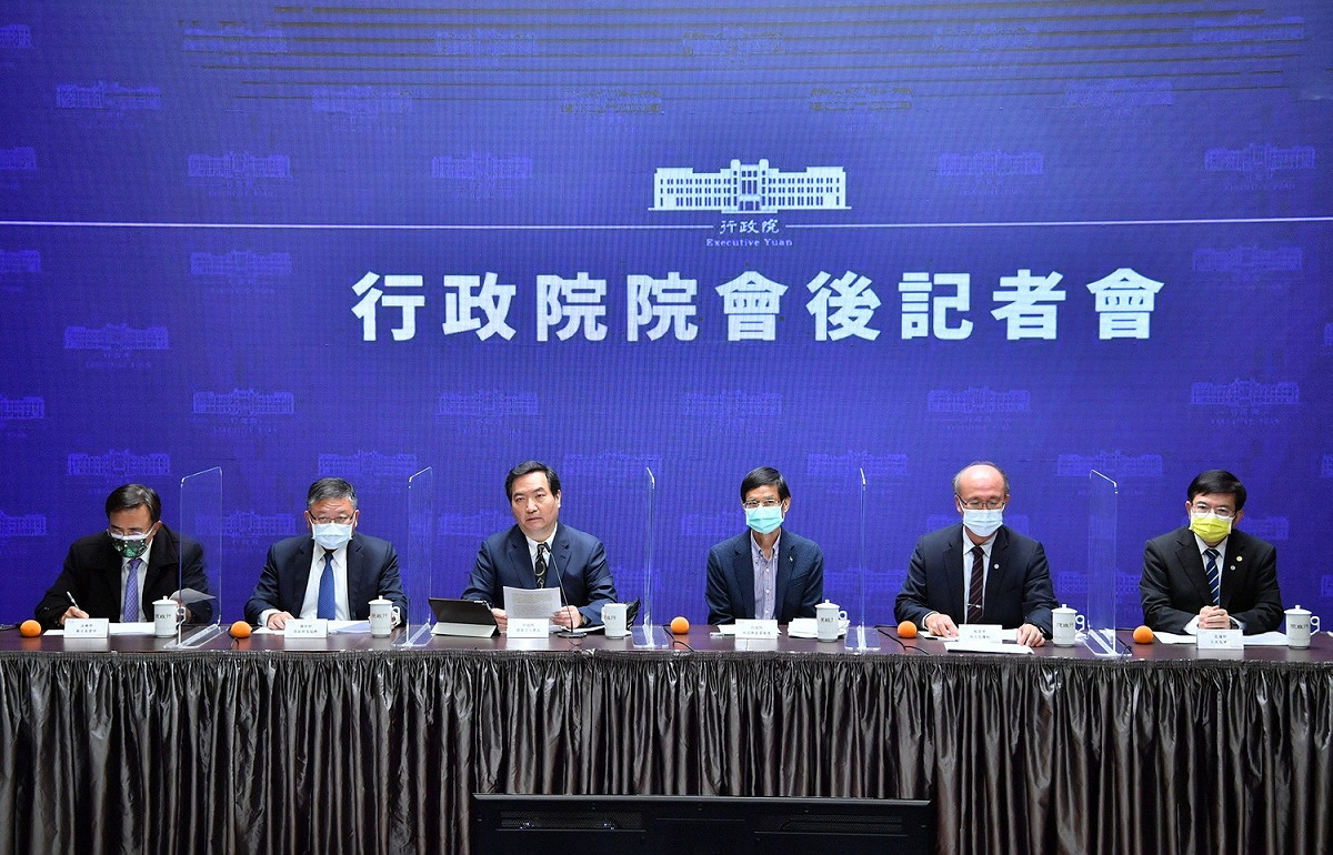 今（4）日的行政院會後記者會由羅秉成政務委員兼發言人主持，林萬億政務委員、交通部王國材次長、國防部張冠群副部長、教育部林騰蛟次長、法務部蔡碧仲次長出席。 圖：行政院提供