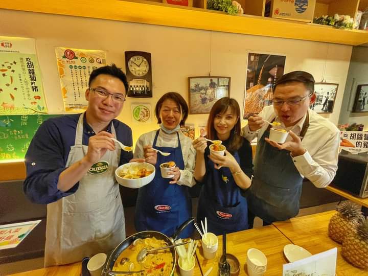 林智鴻、黃秋媖、李雅慧、黃文益(左至右)推薦鳳梨創意料理。 圖：翻攝林智鴻臉書
