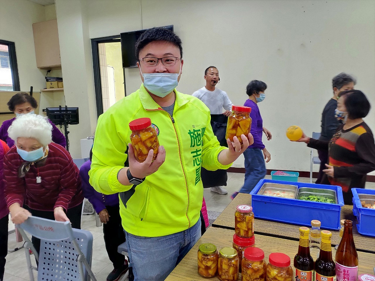 台中市議員施志昌牽線將鳳梨送到關懷據點。 施志昌/提供