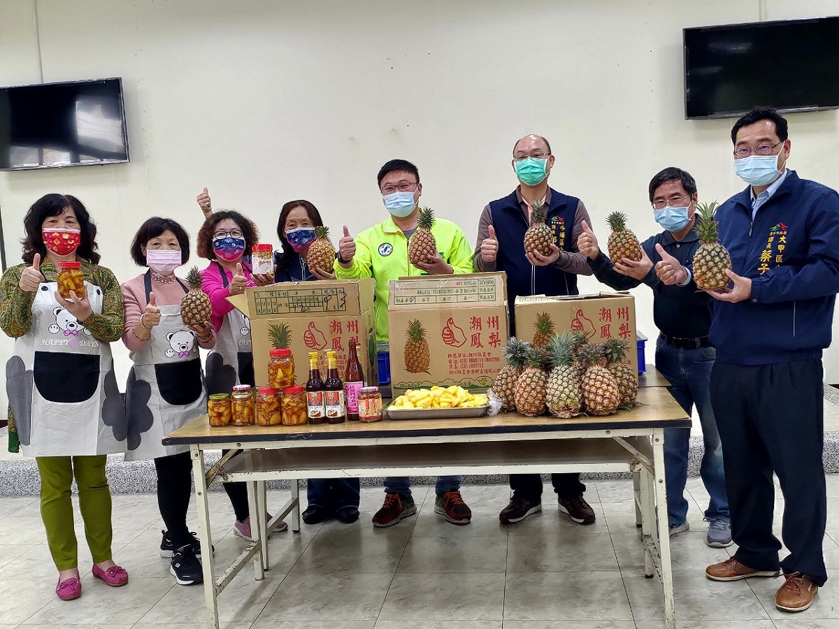台中市議員施志昌牽線將鳳梨送到關懷據點，家政班則配合製作鳳梨相關產品。。 施志昌/提供