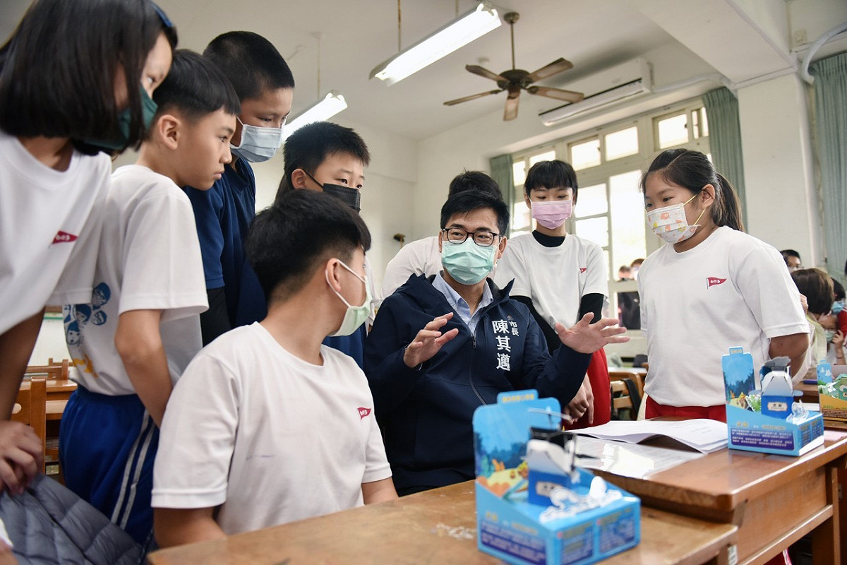 孩子王陳其邁與小學生共學。 圖：高雄市政府/提供