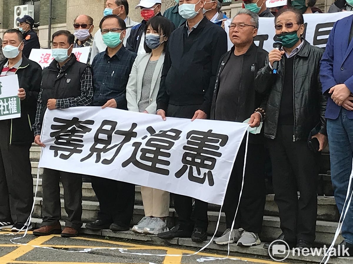當初反消滅水利會全國自救會會長黃金春等人，前往司法院遞狀對農田水利法聲請釋憲。 圖：黃金春提供（資料照）