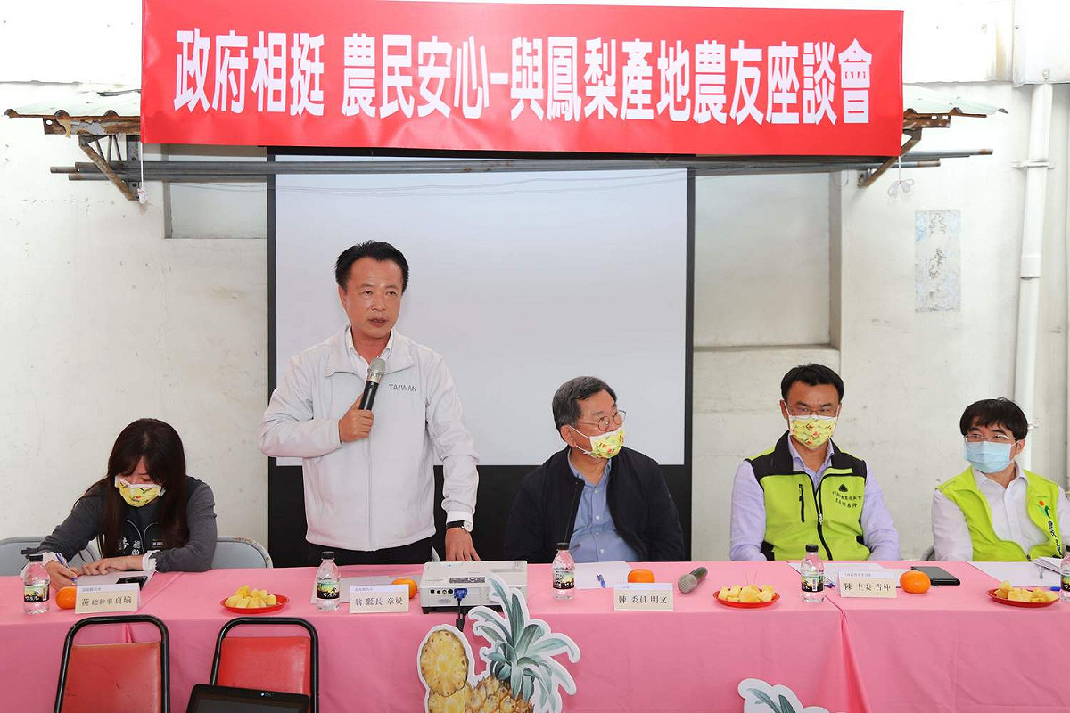 農委會主委陳吉仲（右二）4日到嘉義縣，與鳳梨產地農友座談。 圖：嘉義縣政府/提供