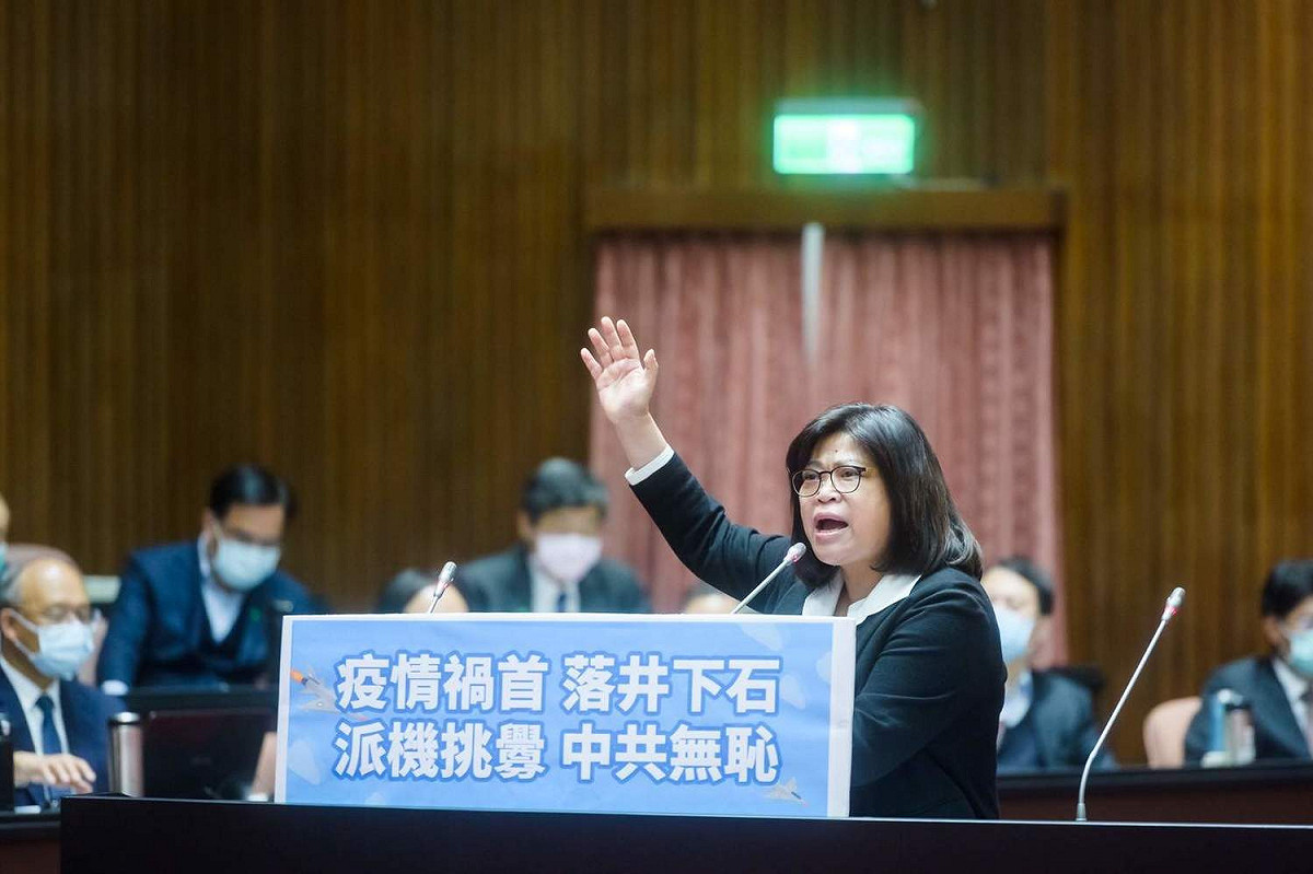 立委王美惠（前）5日在立法院質詢「共機擾台、地方建設、疫苗來台」等三大議題。 圖：王美惠團隊/提供